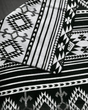 Load image into Gallery viewer, BLANKET - Los Andes Black & White