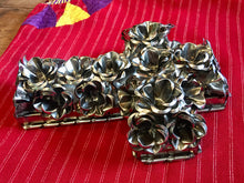 Load image into Gallery viewer, CROSS - Roses Tin Cross