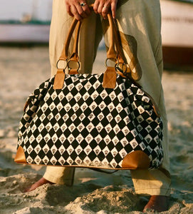 WEEKENDER - Harlequin Flowers