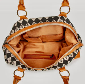 WEEKENDER - Harlequin Flowers