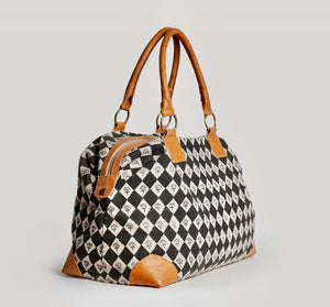 WEEKENDER - Harlequin Flowers